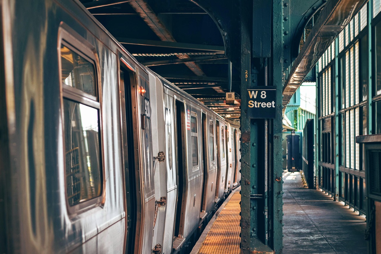 Metro, platform, public transport — Coronavirus disease 2019