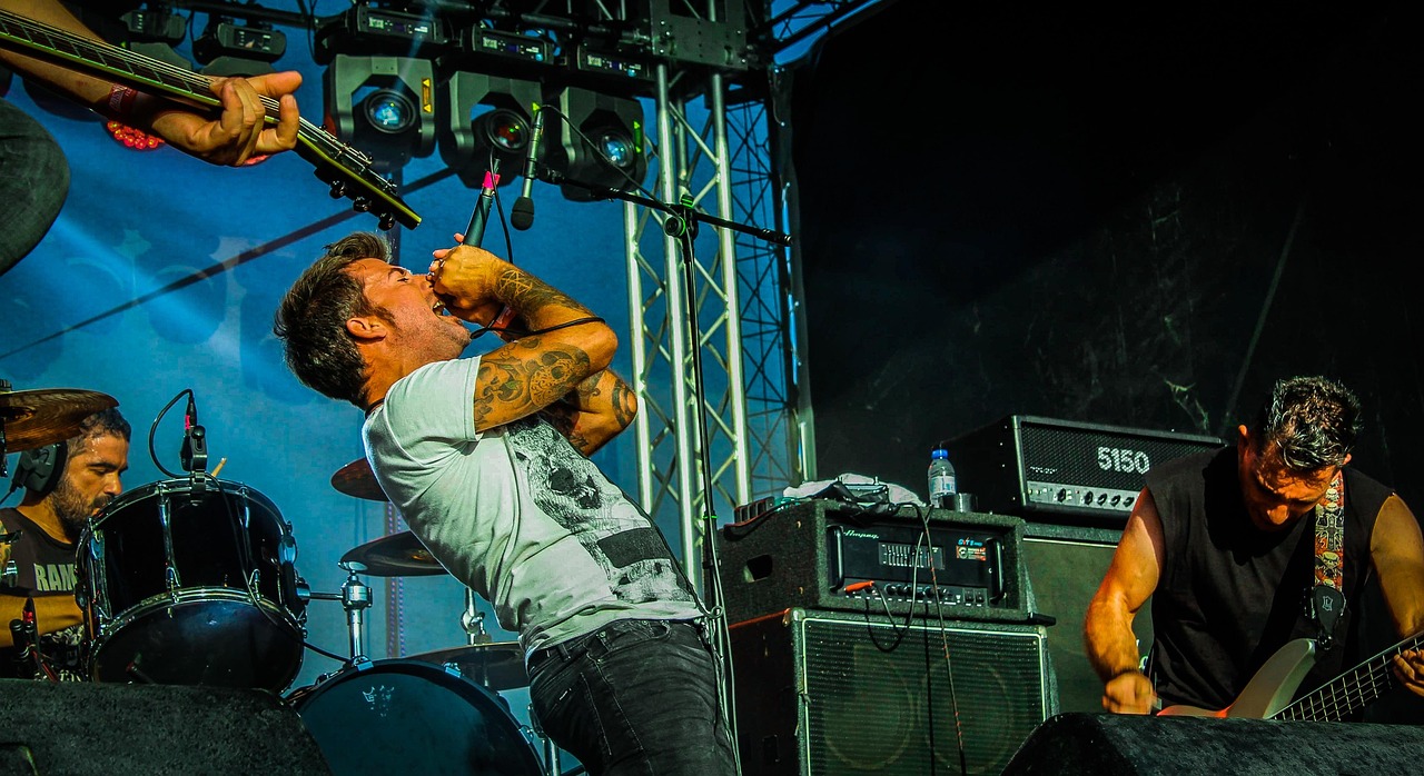 Singer, stage, concert — Finding Reliable and Trustworthy Eat-and-Run Sites for a Safe Experience